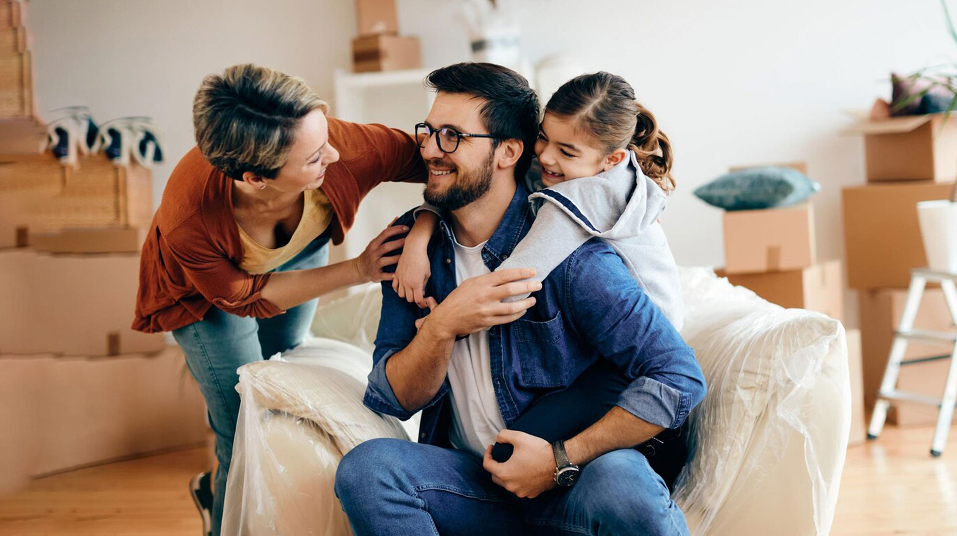 familia-feliz-hablando-divirtiendose-mientras-muda-nuevo-hogar_637285-12310